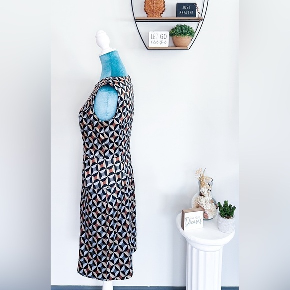 Dress Barn Eye-Catching, Geometric Dress - Size 6, Perfect for Any Occasion! - Picture 7 of 14
